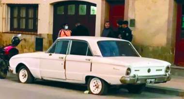 El vehículo donde fue hallado el hombre.   (Voces Críticas)