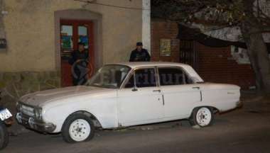El auto en el que se cobijaba el infortunado artista callejero que fue encontrado muerto en Zabala al 400.