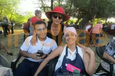 Cecilia Strzyzowski junto a César Sena y Marcela Acuña