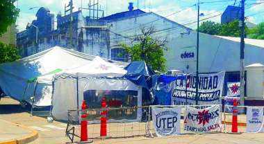Acampe en las puertas de EDESA en Tartagal. Imagen FM Alba.