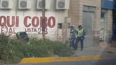 Personal policial en plena búsqueda de elementos u objetos de valor para la causa.