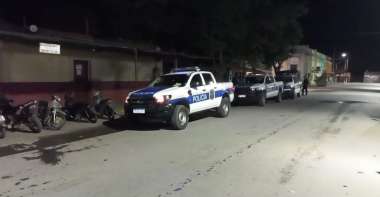 Los oficiales que llegaron al lugar. Foto: UVC Canal 10