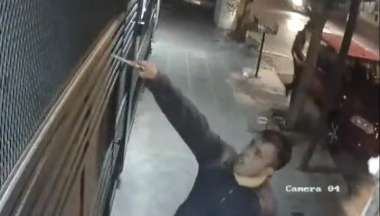 Momento en que uno de los condenados vacía el arma contra la casa del dirigente.