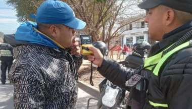 Un efectivo de la Policía lleva a cabo un control de alcoholemia.