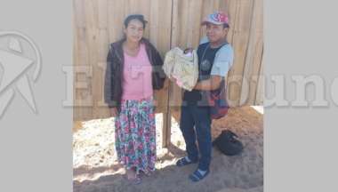 La bebita en los brazos de su papá. Foto El Tribuno