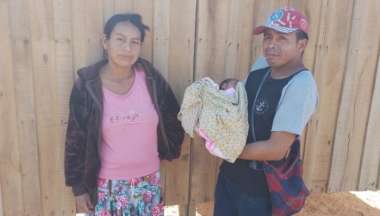 Eugenia y Ángel con la bebé tras el alta de la semana pasada. Agencia