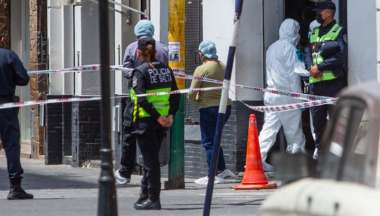 Policías y peritos trabajan en un femicidio.