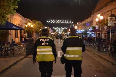 Policías en el Corredor Balcarce. Foto: Aries.