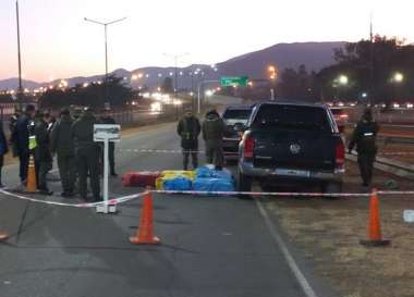 El vehículo detenido apostado en la banquina de Avenida Bolivia. Foto: Policía de Salta.