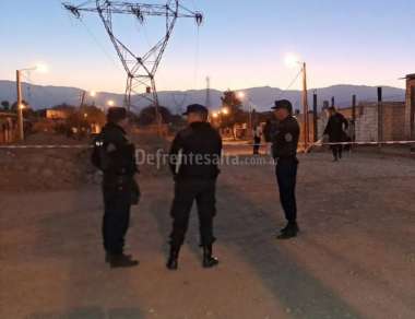 Policía trabajando en el lugar del hecho. Foto: De Frente Salta.