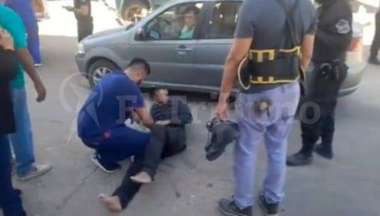 El joven empleado a quien los asaltantes le dispararon en una de sus piernas.