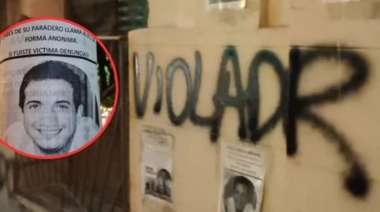 Una foto escrachando a Marcos Abrebanel, junto a pintadas en su consultorio. Foto: A24