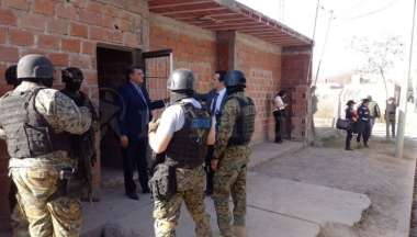 El fiscal federal Toranzos, junto al personal del GOPAR, en el lugar del secuestro.