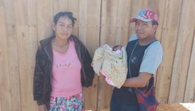 Los padres, con la bebé recién nacida, luego de ser dada de alta del hospital Perón.