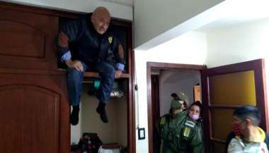 Carlos Ignacio Cialceta, cundo fue encontrado, dentro de un placard.