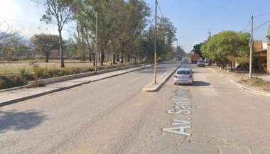Avenida de ingreso a la localidad de Salvador Mazza.
