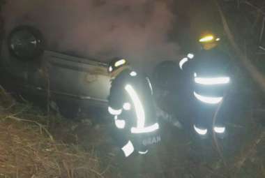 Estado en quedó el vehículo que volcó y cayó de un puente. (Foto Prensa Policía)