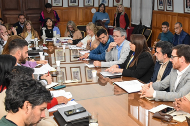 Gran parte de legisladores se reunió con la secretaria de Minería por la mañana.  