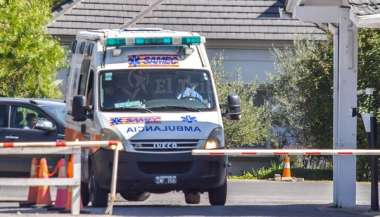 La ambulancia saliendo del country El Tipal, donde ocurrió el femicidio. Javier Rueda