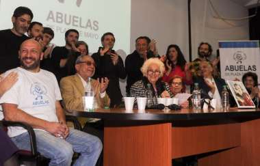 El nieto recuperado 133 en el acto de presentación junto a familiares y abuelas. (Foto: Cris Sille).