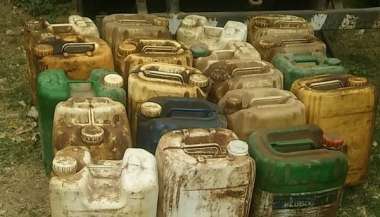 Los bidones con gasoil secuestrados.