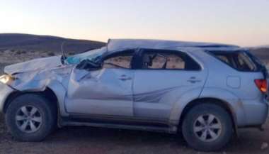 La camioneta carrozada destruida en la ruta 40, tras un vuelco espectacular.