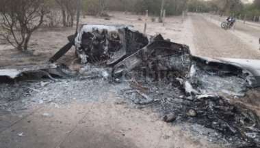 Los restos de la narcoavioneta que fue incendiada la semana pasada entre Alto La Sierra y Misión La Paz. Agencia