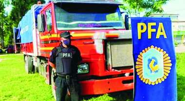 El camión con el aceite incautado.  (Foto PFA)