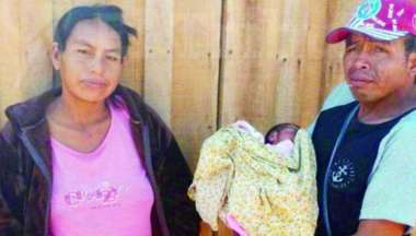 Los padres con la bebe secuestrada. (Foto Archivo)