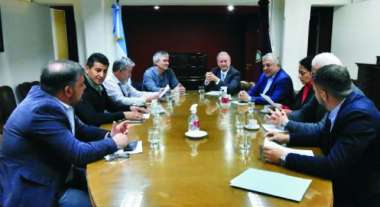 La reunión entre autoridades y gremialistas. (Foto Gobierno)