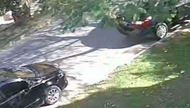 Uno de los autos de la banda, en cercanías de la residencia saqueada. El Liberal