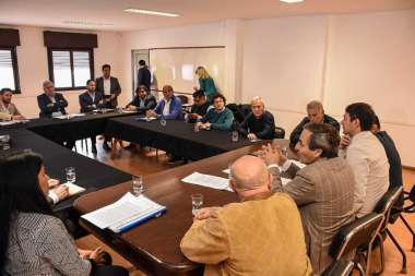 El procurador (segundo a la derecha) en la reunión que mantuvo con senadores antes del tratamiento del proyecto. 
