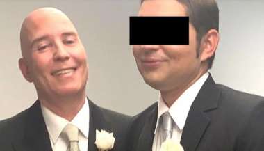 El podólogo detenido y su esposo y víctima.