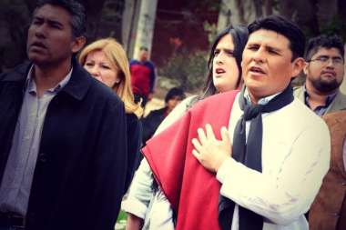 Rolando Guaimás a la derecha, vestido de gaucho. Imagen: Gentileza de El Pregonero