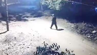 Un hombre huye presuroso hacia la frontera, atrás dejó un auto y el cuerpo de un joven ajusticiado. Imagen de video