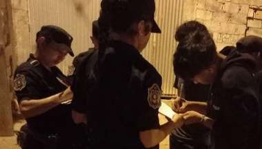 Policías, labrando un acta de infracción.