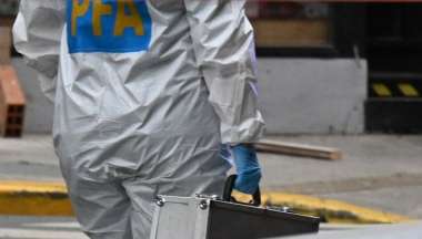 La policía científica trabaja en el lugar de la balacera.