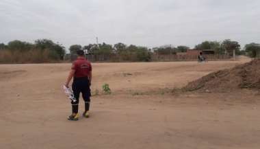 Personal de Bomberos de la Policía, especialistas en explosivos, en la zona del hallazgo.