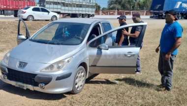 Uno de los detenidos y el auto en el que circulaba e intentaba pasar droga.