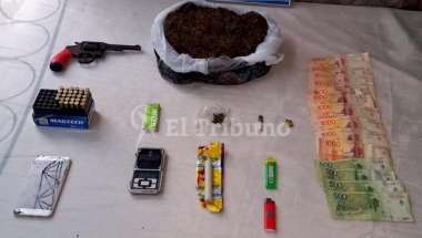 Droga, plata y hasta armas encontraron en los allanamientos.