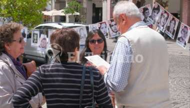 Militantes de DDHH informaron sobre negacionismo en plaza 9 de Julio. Jan Touzeau.