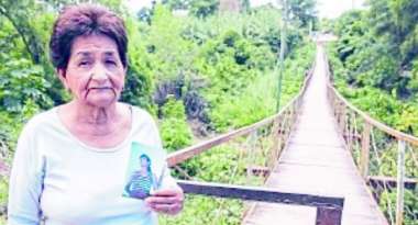 La madre de Liliana Ledesma, Élida Romero, reclama por el juicio de su hija. En el fondo, la pasarela donde fue asesinada la pequeña productora.