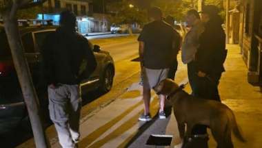 Anoche personal de la subcomisaria de Villa El Sol detuvo a dos hombres que estaban en un auto presuntamente vendiendo drogas. 