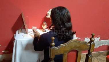 La madre del chico que se quitó la vida, rezando para que el joven descanse en paz.