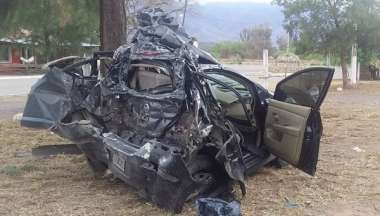Así quedó el Nissan que chocó con un camión.
