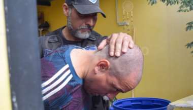 Matías Paz sale detenido de una casa en el barrio Costa Azul. Javier Rueda