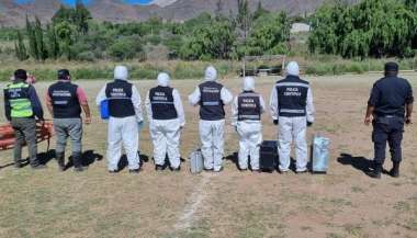 Policías, investigadores y peritos se preparan para peritar y levantar los restos óseos, en Cachi. Gentileza Radio Municipal