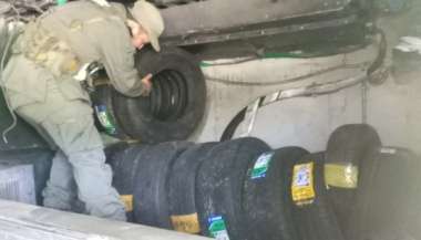 Los neumáticos, negocio floreciente de frontera, viajan a todo el país.