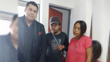 El abogado Rambert Ríos junto a los padres de Catez.