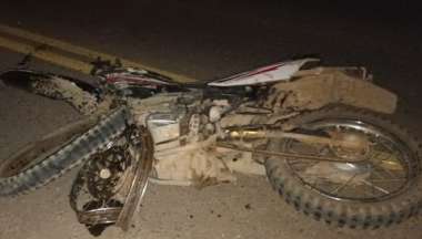 La moto en la que se trasladaba el hombre que murió.